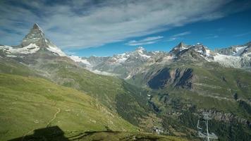 Matterhorn und Umgebung Berge im das schweizerisch Alpen mit Fantastisch Wolke Formationen video