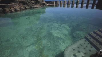 de houtskool azul natuurlijk zwembaden in la palma, kanarie eilanden video