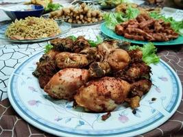 un plato de comida con un azul frontera y un plato de comida con un pollo en él. foto
