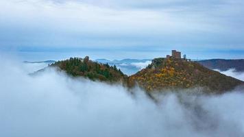 aéreo ver en un castillo en el colina en el bosque, con niebla en el Valle foto