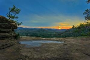 puesta de sol a un rock formación en el bosque con hermosa panorámico ver foto