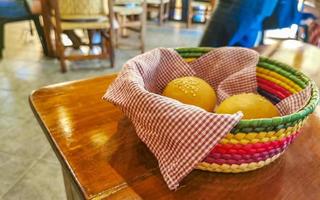 deliciosos bollos redondos con semillas de sésamo sobre mesa de madera méxico. foto