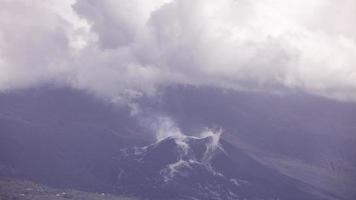 ein Zeitraffer von das cumbre vieja Vulkan auf das Insel von la Palma, immer noch Rauchen 6 Monate nach das Eruption video