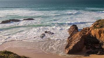 mooi wild kustlijn in de omgeving van milfontes Aan Portugal atlantic kust video