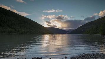 lindo lago dentro Noruega video