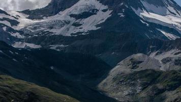 matterhorn e em torno da montanhas dentro a suíço Alpes com fantástico nuvem formações video