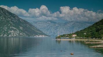 lindo baía do kotor dentro Montenegro Onde montanhas alcance cristal Claro águas video