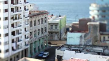 inclinar e mudança vídeo olhando baixa para a rua dentro Havana, Cuba video