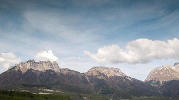 lasso di tempo di Annecy lago nel il francese Alpi con montagne nel il sfondo video