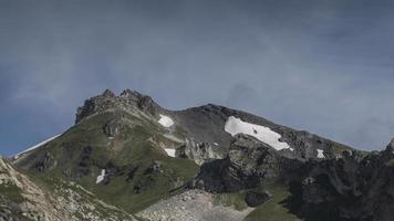 Visão do a ótimo st bernardo passar montanhas entre Itália e Suíça video
