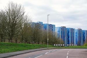 bajo ángulo ver de céntrico ciudad centrar de británico ciudad Londres lutón pueblo de Inglaterra Reino Unido. el imagen estaba capturado a central lutón ciudad durante un frío y nublado noche de 26-marzo-2023 foto