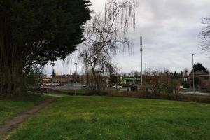 bajo ángulo ver de local público parque. el imagen estaba capturado a Wardown público parque de lutón pueblo de Inglaterra Reino Unido durante un frío y nublado noche de 24-marzo-2023 foto