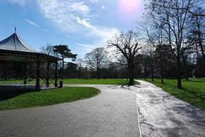 bajo ángulo ver de local público parque. el imagen estaba capturado a Wardown público parque de lutón pueblo de Inglaterra Reino Unido durante un frío y nublado noche de 25-marzo-2023 foto