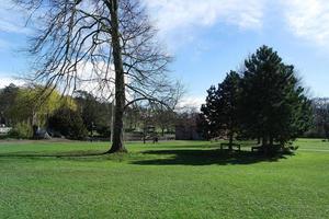 bajo ángulo ver de local público parque. el imagen estaba capturado a Wardown público parque de lutón pueblo de Inglaterra Reino Unido durante un frío y nublado noche de 25-marzo-2023 foto