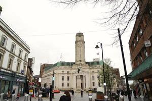 bajo ángulo ver de céntrico ciudad centrar de británico ciudad Londres lutón pueblo de Inglaterra Reino Unido. el imagen estaba capturado a central lutón ciudad durante un frío y nublado noche de 01-abril-2023 foto