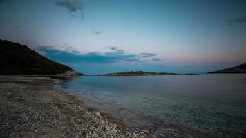 de mooi limonie strand tafereel in mljet eiland, Kroatië met verbijsterend kristal Doorzichtig water van de adriatisch zee video