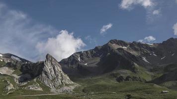 Visão do a ótimo st bernardo passar montanhas entre Itália e Suíça video