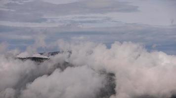espaço de tempo olhando através a nuvens baixa para annecy lago dentro a francês Alpes video