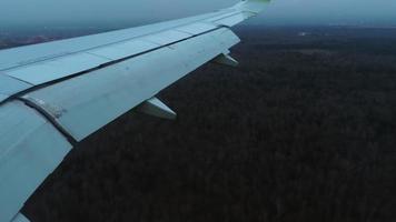 ver de el avión ala desde el ventana. avión de línea aterrizaje. entrante vuelo video