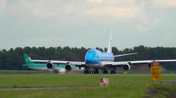 Amsterdam, de Nederland juli 24, 2017 - klm Koninklijk Nederlands luchtvaartmaatschappijen boeing 747 ph bft versnellen voordat nemen uit Bij polderbaan 36l, schiphol luchthaven, Amsterdam, Holland video