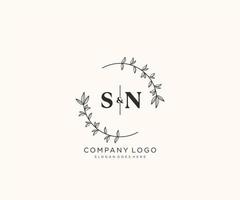 inicial sn letras hermosa floral femenino editable prefabricado monoline logo adecuado para spa salón piel pelo belleza boutique y cosmético compañía. vector