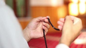 Muslim Gebet Perlen im Moschee video