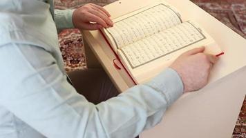 Alcorão em pé em a mesa dentro a mesquita, a alfabeto do a piedosos livro do islamismo é árabe, adorando religioso video