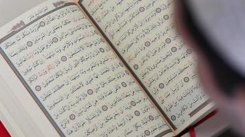 en train de lire coran dans mosquée video