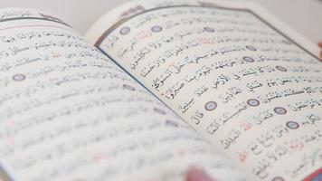 el Corán en pie en el mesa, musulmanes leer su religioso libros y orar a Alá, creyendo en uno Dios video