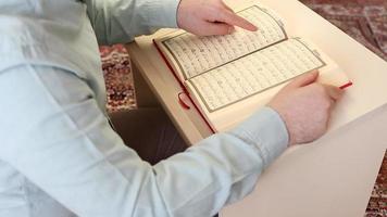 joven musulmán hombre leyendo Corán video