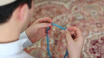 musulmán hombres orar rosario rosario uno por uno para Alá en el mezquita, y adoradores en el mezquita, creer en uno Dios video