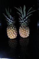 piña Fruta aislado en negro antecedentes con reflexión en sus sombra. foto