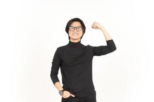 demostración fuerza brazo de hermoso asiático hombre aislado en blanco antecedentes foto