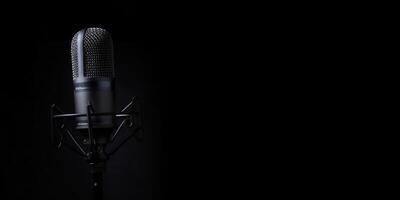 estudio podcast micrófono en oscuro antecedentes foto