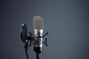 estudio podcast micrófono en gris antecedentes foto