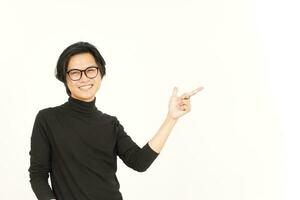 demostración producto y señalando lado utilizando dedo índice de hermoso asiático hombre aislado en blanco foto