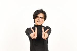 sonrisa y demostración paz firmar de hermoso asiático hombre aislado en blanco antecedentes foto