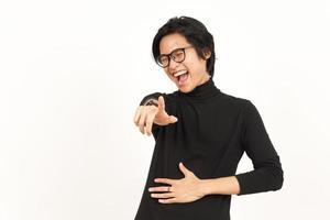 señalando a usted y riendo de hermoso asiático hombre aislado en blanco antecedentes foto