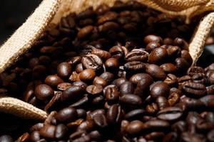 photo macro close up texture of roasted coffee beans dark, can be used as a background.