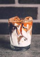 caliente café latté capuchino espiral espuma aislado en blanco fondo, recorte camino incluido foto