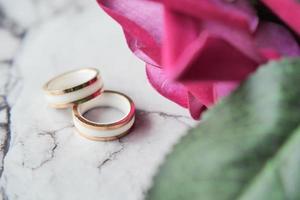 anillo de bodas en una caja sobre fondo de madera foto