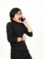 hacer un teléfono llamada utilizando teléfono inteligente con conmocionado cara de hermoso asiático hombre aislado en blanco foto