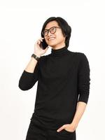 hacer un teléfono llamada utilizando teléfono inteligente con sonrisa cara de hermoso asiático hombre aislado en blanco foto