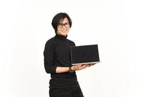 demostración aplicaciones o anuncios en ordenador portátil blanco pantalla de hermoso asiático hombre aislado en blanco antecedentes foto