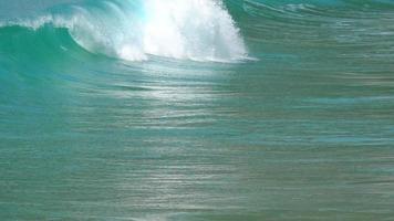 alto de marea olas en el playa de nai Harn, tailandia, lento movimiento video