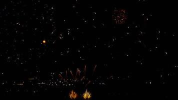 fuochi d'artificio lampeggianti nel cielo notturno. video