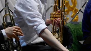 mãos fechar acima trompete músico, filarmônica orquestra show video