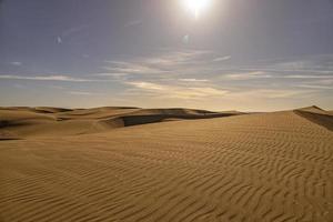 verano Desierto paisaje en un calentar soleado día desde maspalomas dunas en el Español isla de gran canaria foto