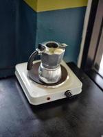 un italiano café máquina llamado un moka maceta en estufa foto