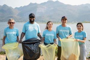 voluntario grupo de personas para caridad donación en río playa. ambiental y ecológico cuidado, tierra día concepto foto